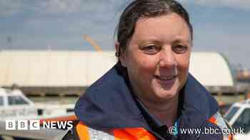 Watch: Piloting giant ships into port is 'fun job'