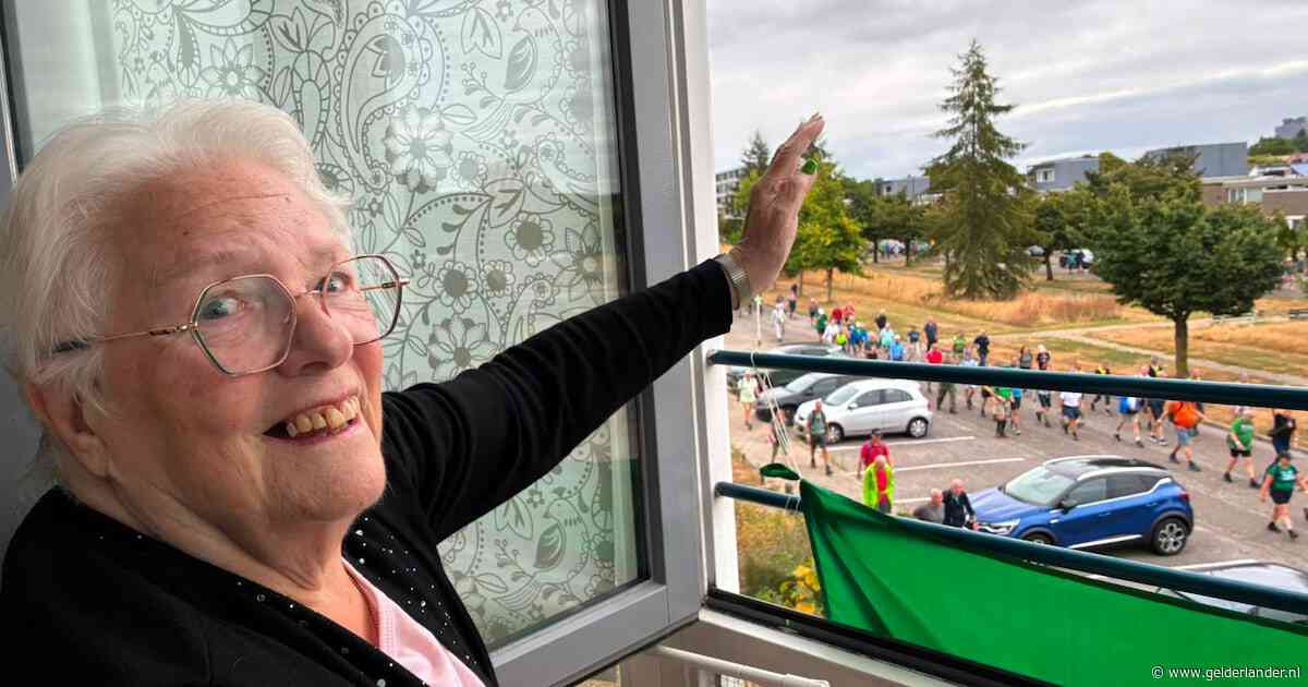 Vierdaagselopers rekenen op zwaai-oma Elly (85): ‘Ik zit hier vanaf 05.00 uur, tot de laatste deelnemers voorbij zijn’