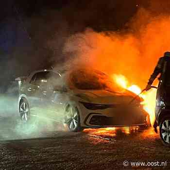 Autobrand in Almelo: politie sluit brandstichting niet uit