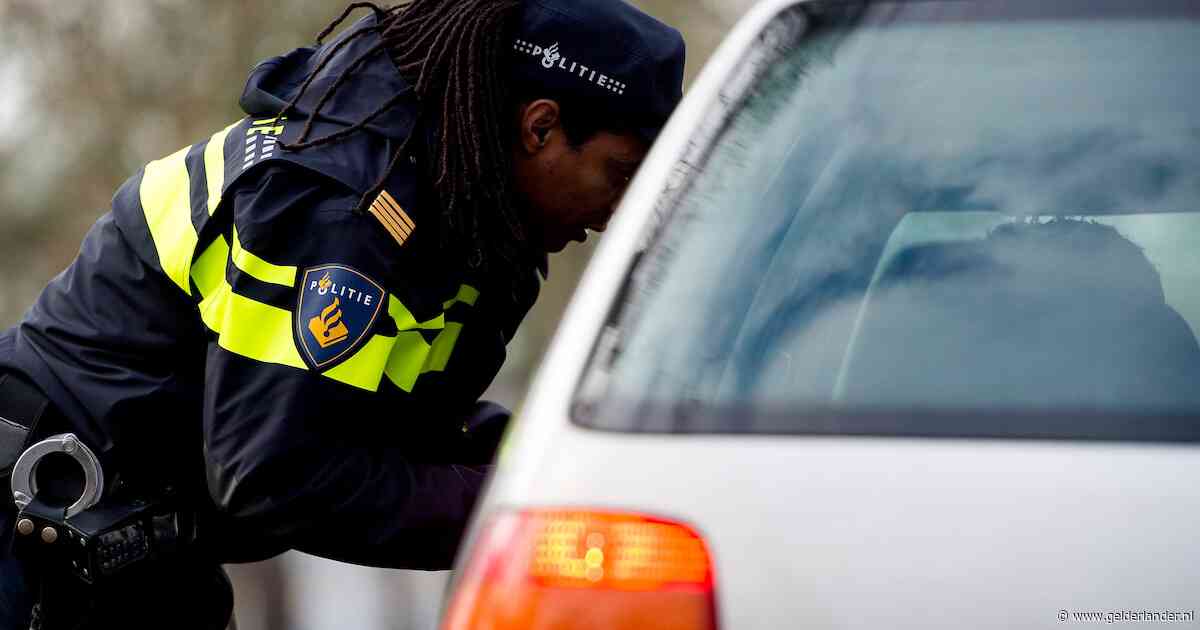Appen achter het stuur of geen gordel om: politie gaat strafpunten uitdelen aan ‘verkeershufters’