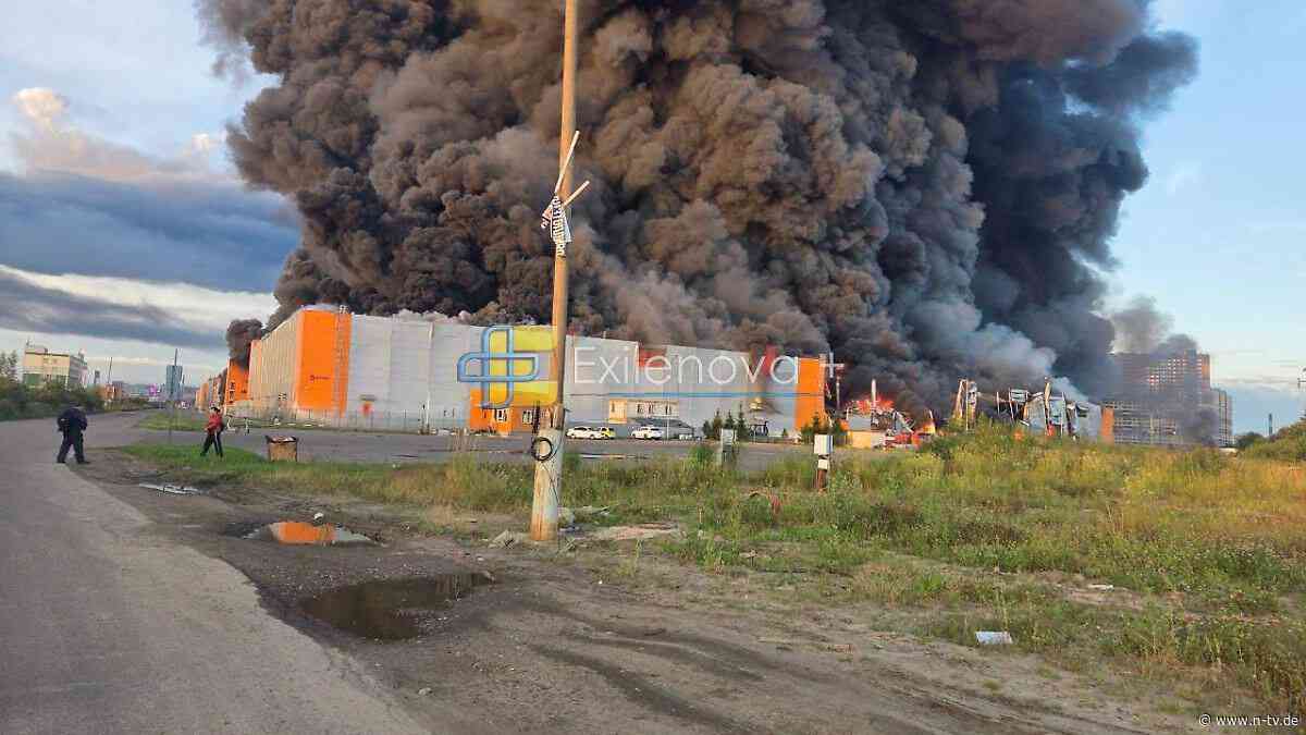 Lagerhallen in Flammen: Dichter Rauch über St. Petersburg - Ukraine greift Wildberries an