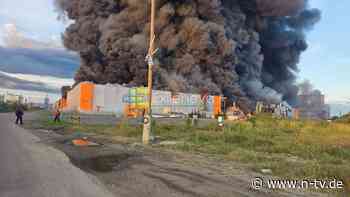 Lagerhallen in Flammen: Dichter Rauch über St. Petersburg - Ukraine greift Wildberries an