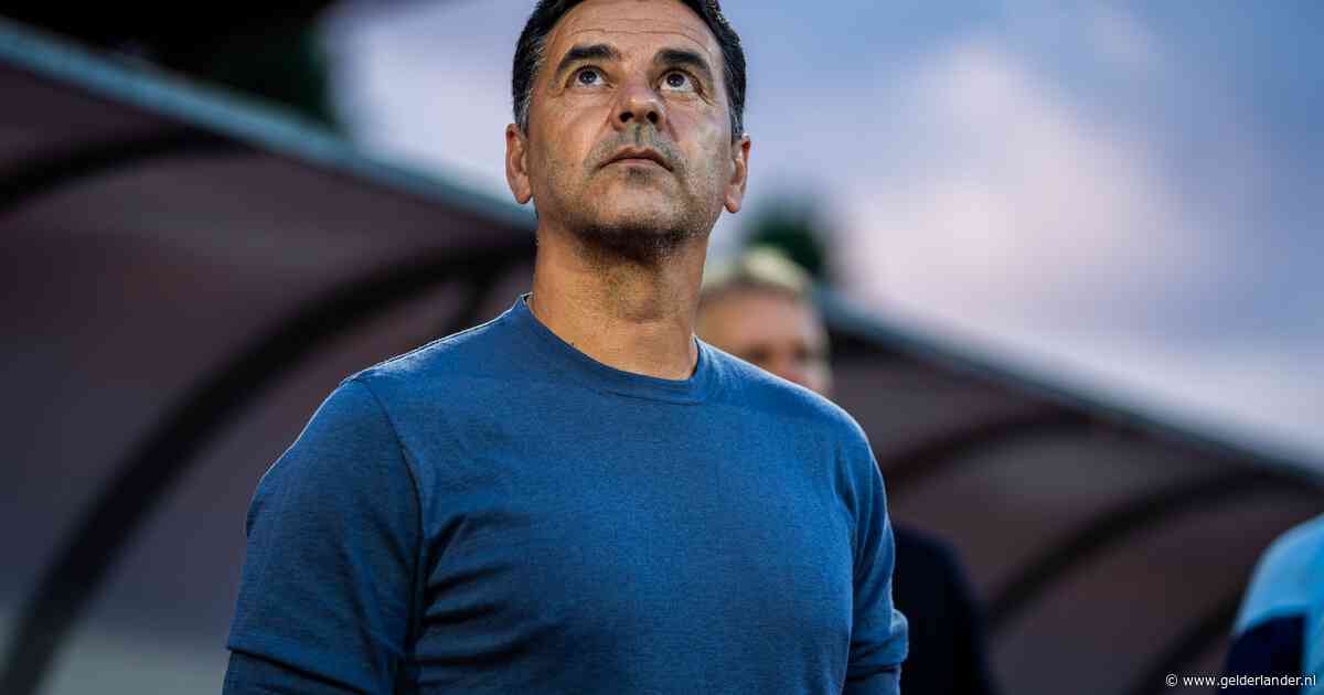 Nieuwe coach Míchel tevreden na start Ajax, maar ook kritisch: ‘Daar was ik inderdaad flink boos over’