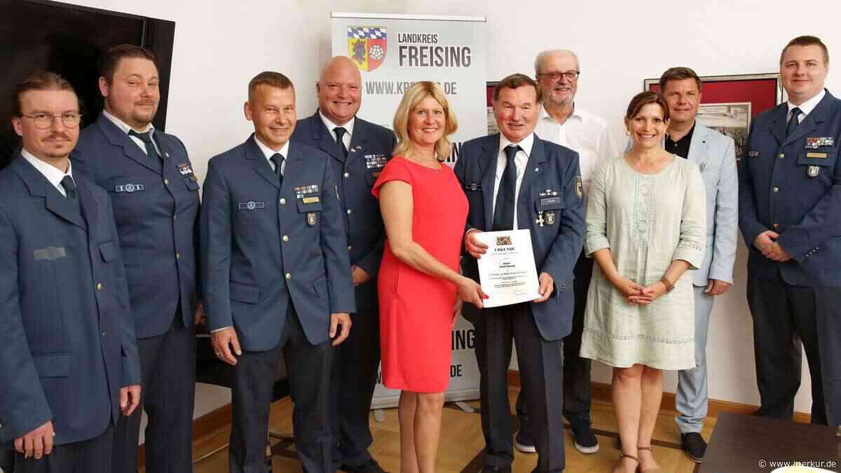 Fünf Einsatzkräfte für jahrzehntelanges Engagement beim THW Freising geehrt