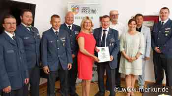 Fünf Einsatzkräfte für jahrzehntelanges Engagement beim THW Freising geehrt