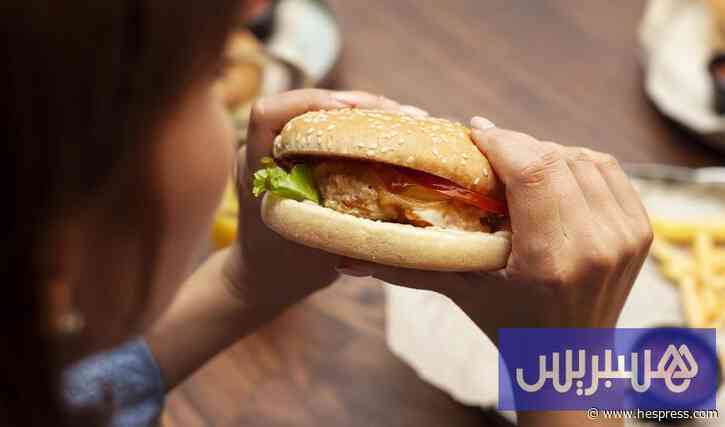 "الوجبات السريعة" ترفع مخاطر السمنة والسكر