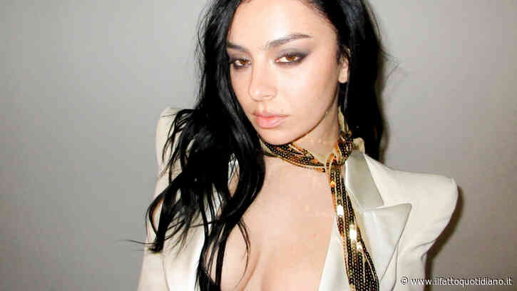 “La pista da ballo è morta, ora facciamo rock. Voglio essere onesta e vivere meno online. Mi auguro lo facciano tutti”: Charli xcx torna con “Music, Fashion, Film” (e no, non è più la ragazza ribelle di “Brat”)