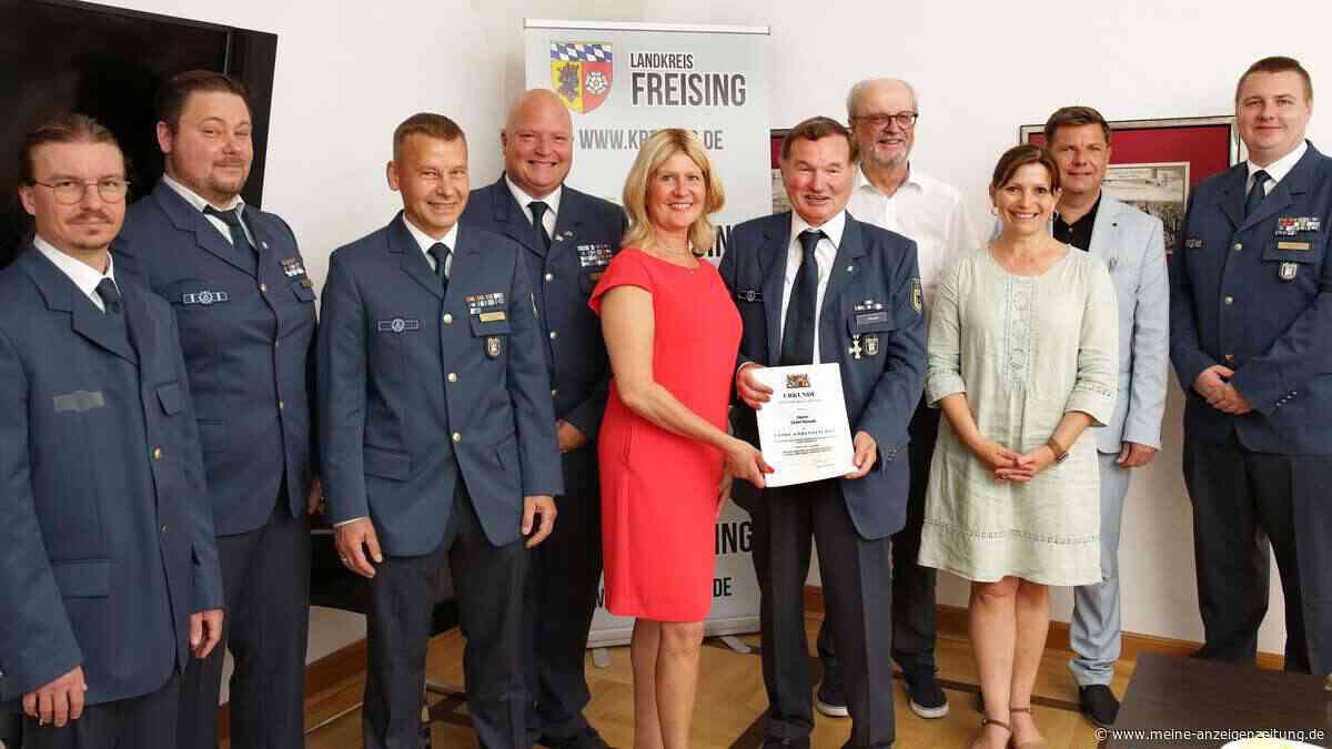 Fünf Einsatzkräfte für jahrzehntelanges Engagement beim THW Freising geehrt