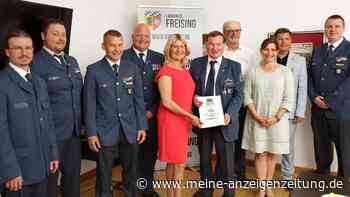 Fünf Einsatzkräfte für jahrzehntelanges Engagement beim THW Freising geehrt