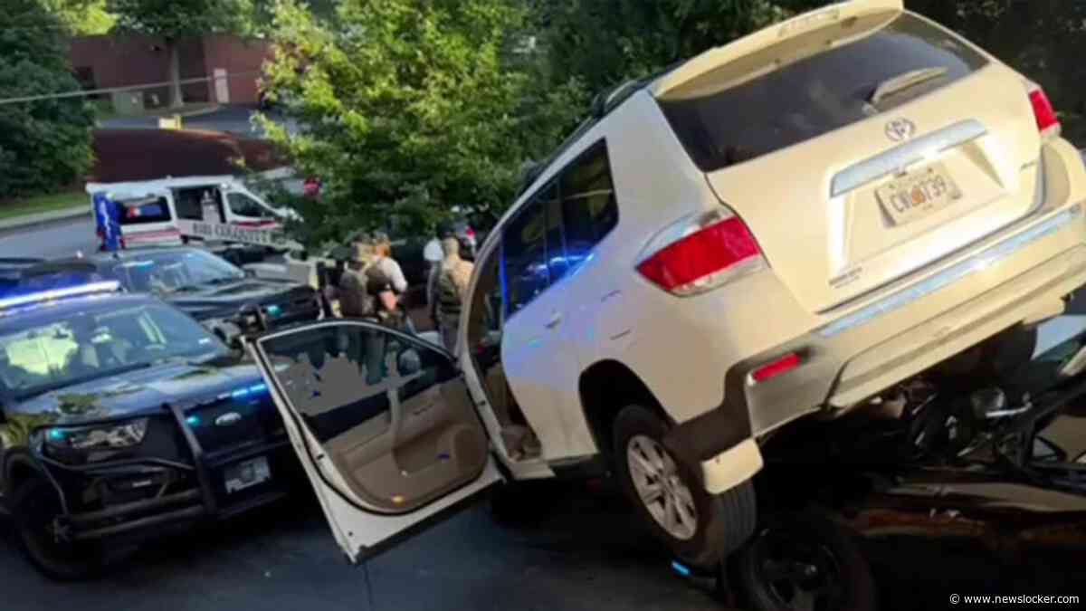 Bizarre beelden: auto belandt bovenop politieauto tijdens achtervolging