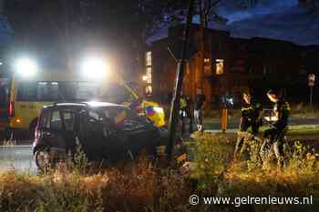 Automobilist gewond na botsing tegen lantaarnpaal