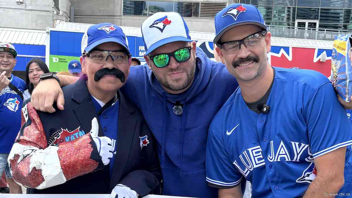 Blue Jays fans hold Davis Schneider lookalike contest  | The Moment