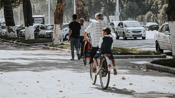 Multato per non aver fatto scendere il figlio dalla canna della bici, esplode la polemica sui social