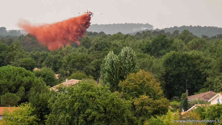 “Ci hanno bussato alla porta e il fuoco era a 500 metri”: paura per un maxi incendio in Francia. Centinaia in fuga in barca da Cap Ferret