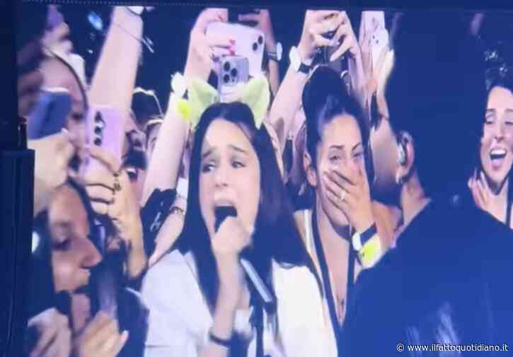 The Weeknd passa il microfono a una fan: lei apre bocca e il palco quasi crolla. Il momento divertente dello show diventa virale sui social – IL VIDEO