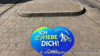 „Geht nicht darum, Radfahrer zu belehren“: Stadtwerke warnen Radler am Augsburger Königsplatz