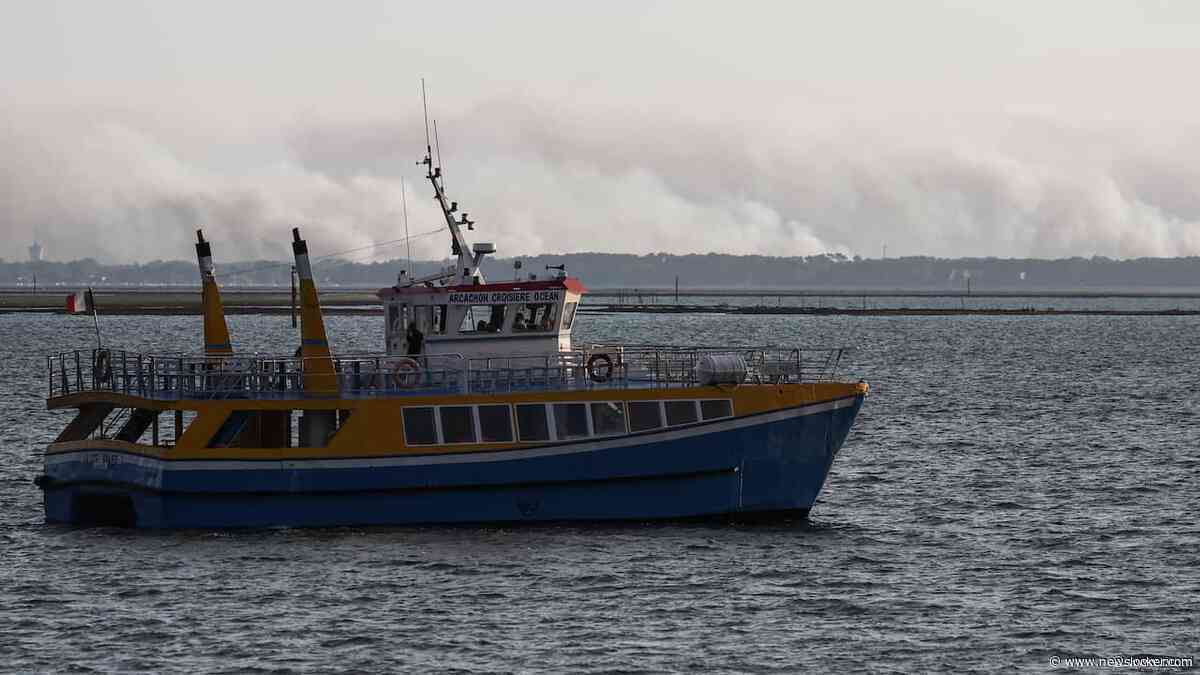Honderden mensen vluchten per boot van Frans schiereiland voor natuurbrand