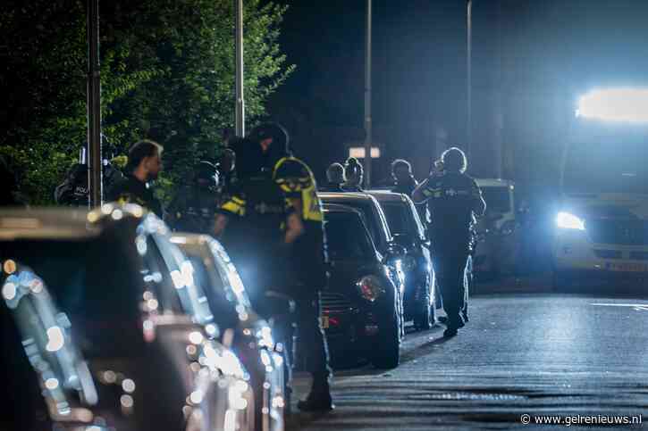 Man die schoot op agenten in ziekenhuis overleden