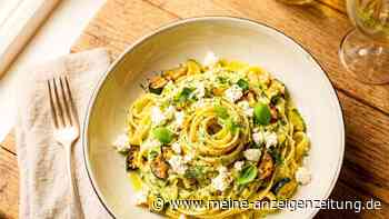 Nudeln in Zucchini-Feta-Soße sind das ideale Sommergericht