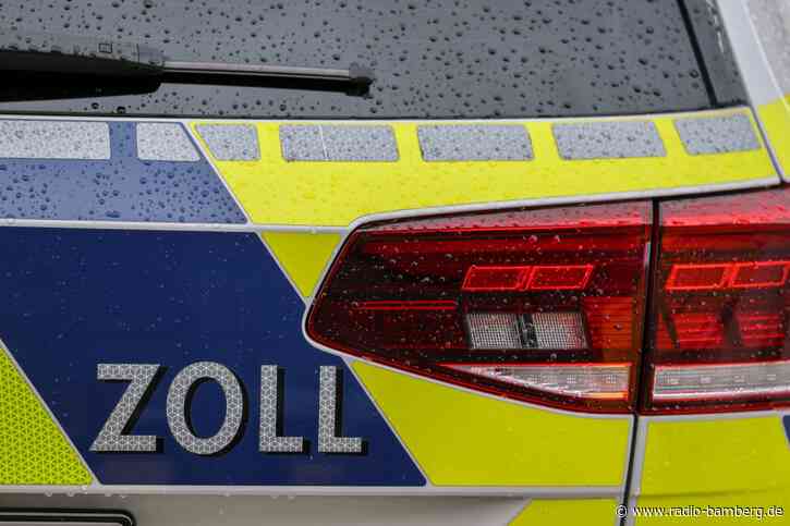 Etliche Packungen Zigaretten unter Bussitzen geschmuggelt