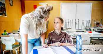 Tussen de opgestapelde stoelen halen leerlingen van basisschool De Vliegenier gemiste dagen in. ‘We doen ook leuke dingen’