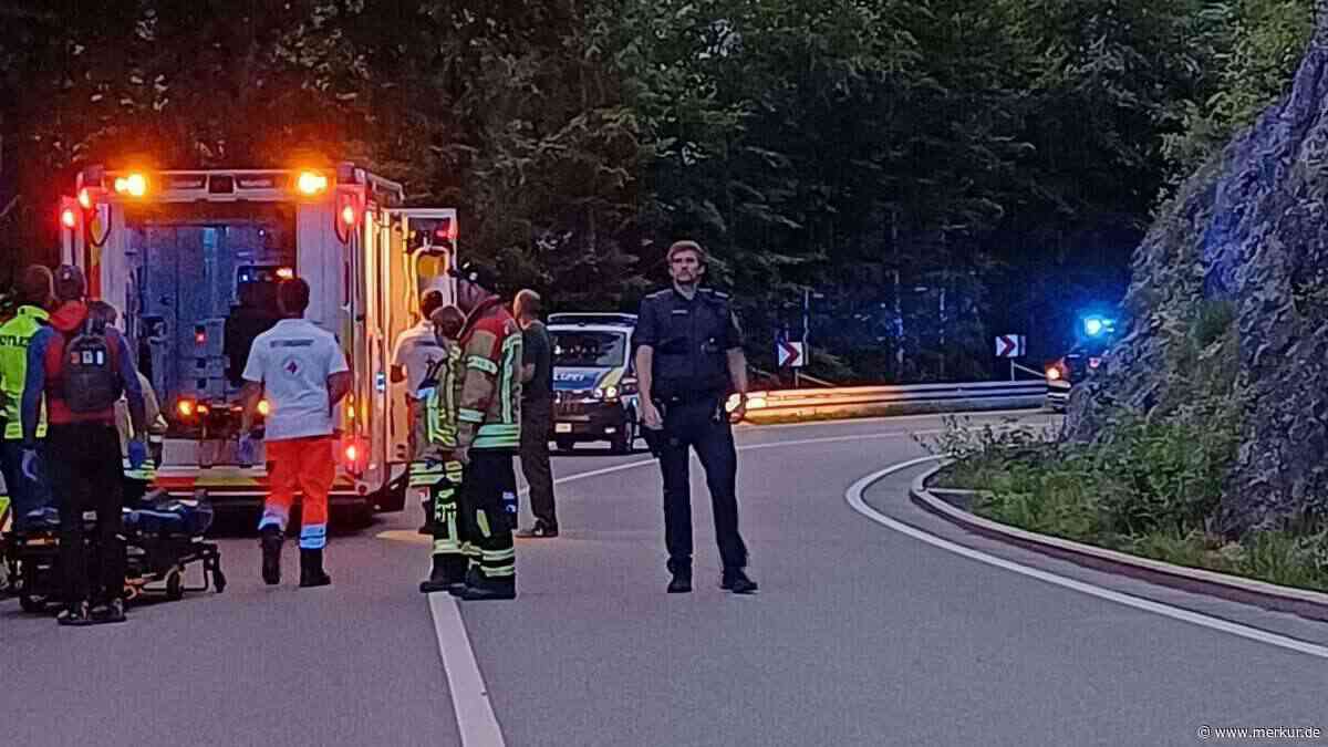 Motorradfahrerin prallt am Sylvenstein gegen Leitplanke – Hubschrauber im Einsatz