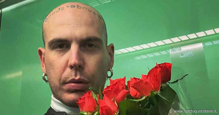 “Io di solito vi avverto quando ci sono i cani…”: la frase di Gemitaiz contro la polizia durante un concerto. Ed è polemica