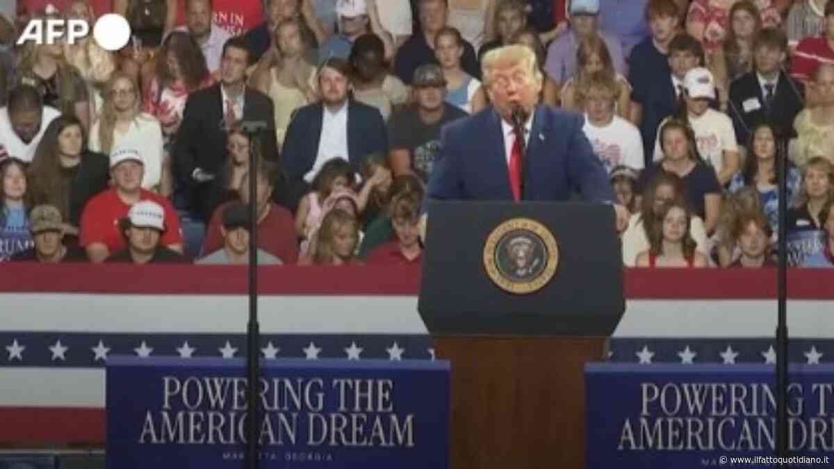 Trump, siparietto al comizio in Georgia: un uomo lo imita alle sue spalle. Il video virale