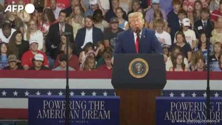Trump, siparietto al comizio in Georgia: un uomo lo imita alle sue spalle. Il video virale
