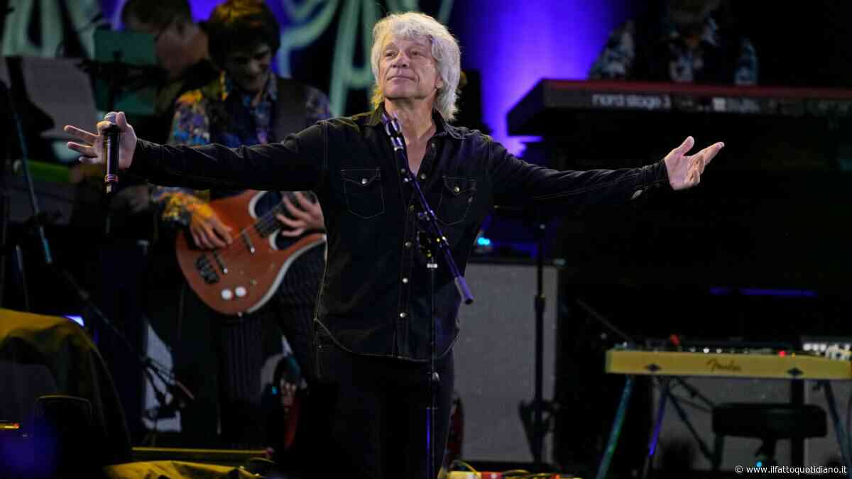 “Non buttate i biglietti”: Jon Bon Jovi interrompe improvvisamente il concerto per un’infezione ai seni paranasali. Era tornato dopo l’intervento alle corde vocali e una pausa di 4 anni