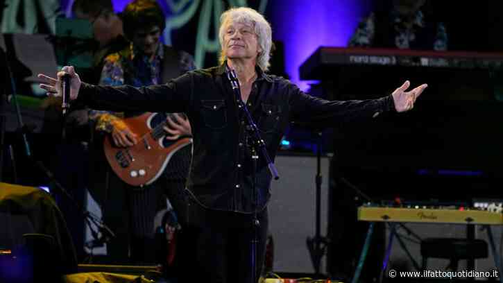 “Non buttate i biglietti”: Jon Bon Jovi interrompe improvvisamente il concerto per un’infezione ai seni paranasali. Era tornato dopo l’intervento alle corde vocali e una pausa di 4 anni