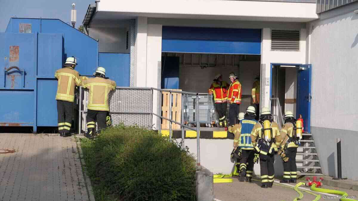 Handy-Akku explodiert in Papierpresse: dm-Markt evakuiert
