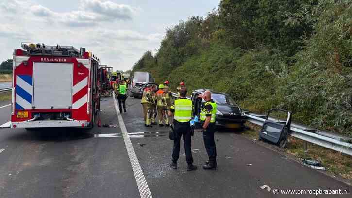 Vijf auto's botsen op A4, traumahelikopter landt op snelweg