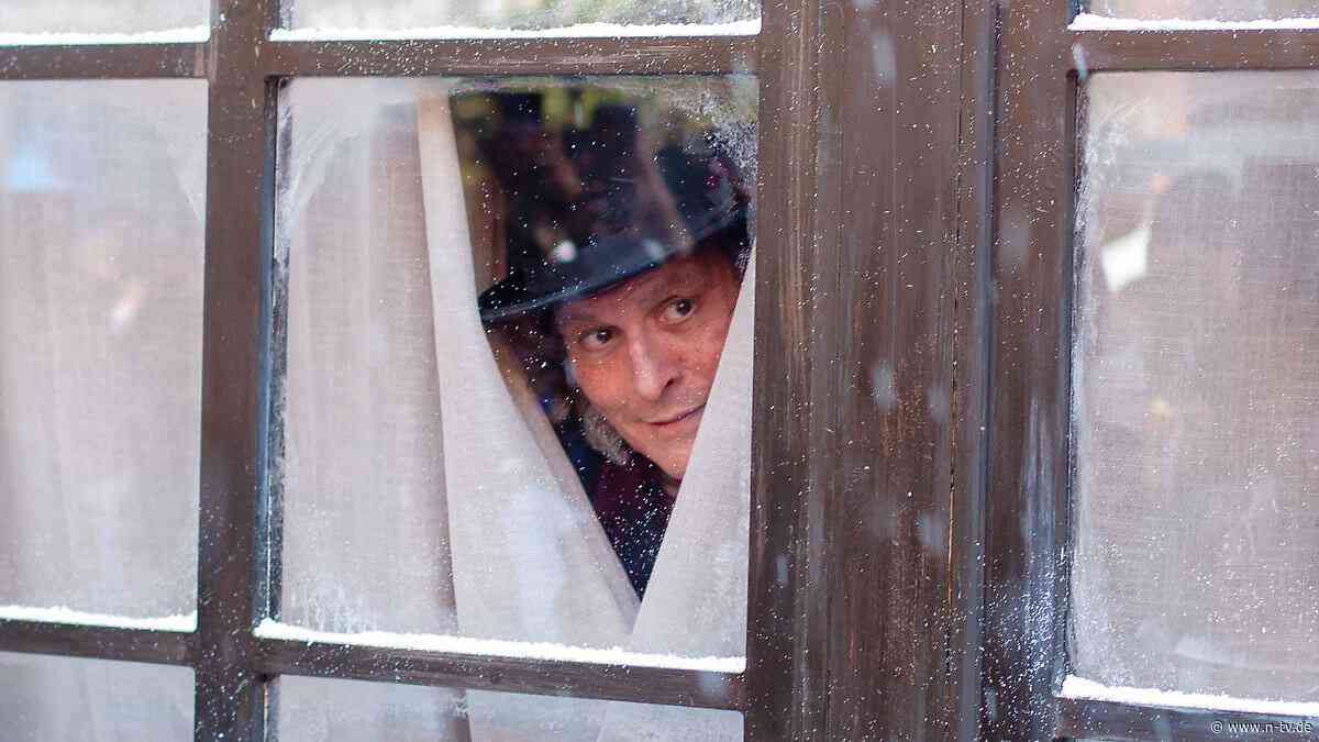 Weihnachten im Juli: Johnny Depp überrascht Fans als Ebenezer Scrooge
