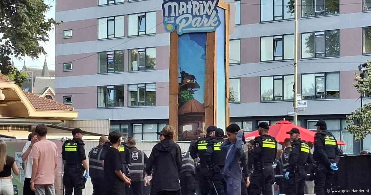 Politie arresteert negen bezoekers met wapens bij Matrixx at the Park, ook strenge maatregelen op laatste feestavond