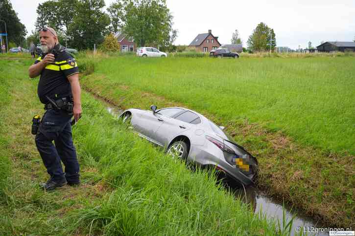 Auto raakt in sloot langs N980 bij Zuidhorn