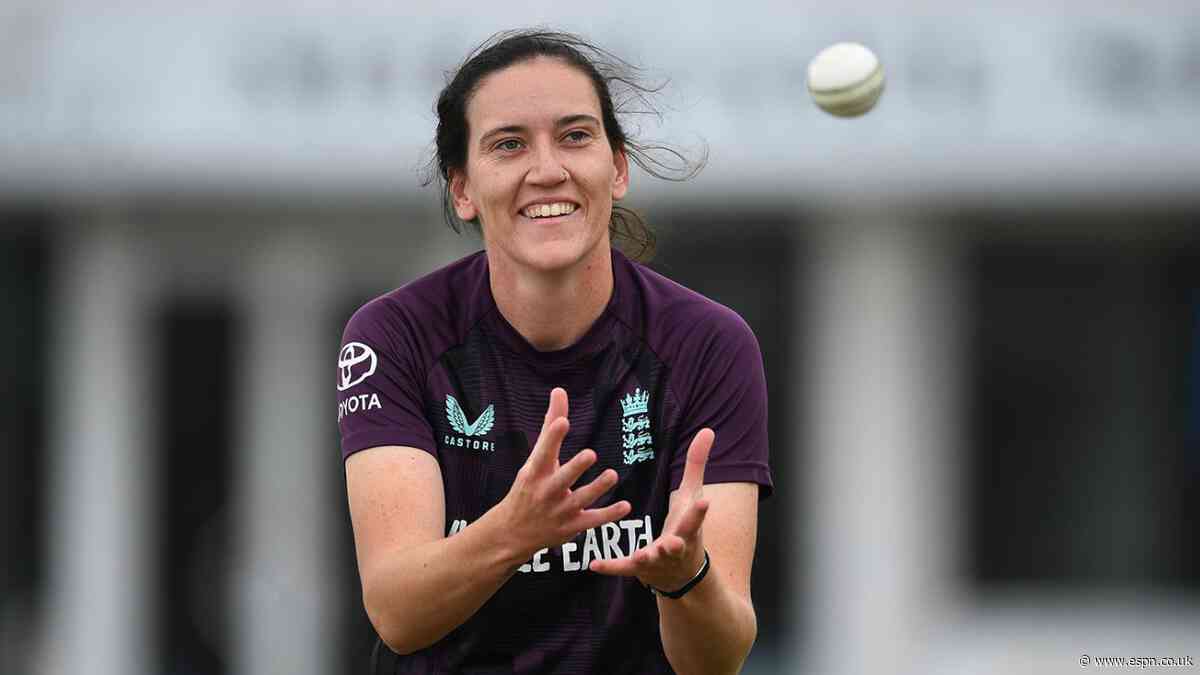Em Arlott to leave Warwickshire after signing three-year deal with Yorkshire