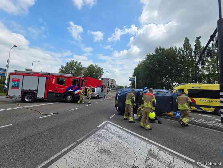 Auto op zijn kant na aanrijding in Gouda, twee gewonden naar ziekenhuis