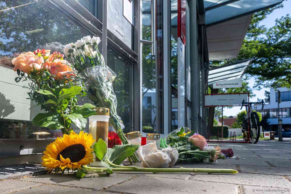 Eltern und Baby bei Angriff als Kunden in Bank