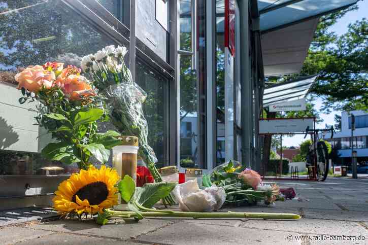 Eltern und Baby bei Angriff als Kunden in Bank