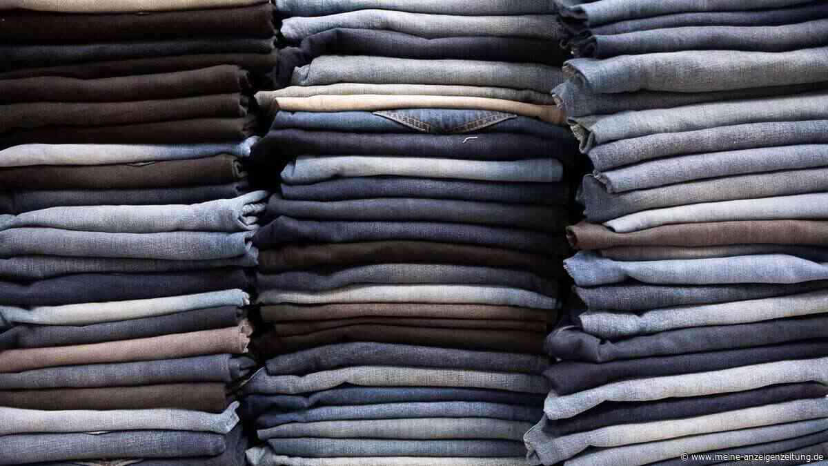 Statt Waschmaschine: Mit diesem Trick bleibt Ihre Jeans länger frisch
