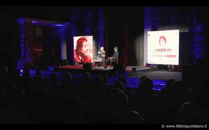 “Vannacci? È gay, chissà quante volte gli è caduta la saponetta in caserma”: lo show del comico Montanini intervistato da Scanzi
