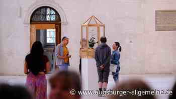 Geheimnisvolle Teepflanzen und koloniale Schatten: Kunst-Installation in Augsburger Kirche
