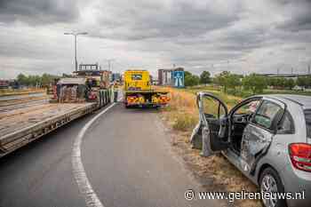 Auto raakt zwaar beschadigd door uitzwaaiende dieplader