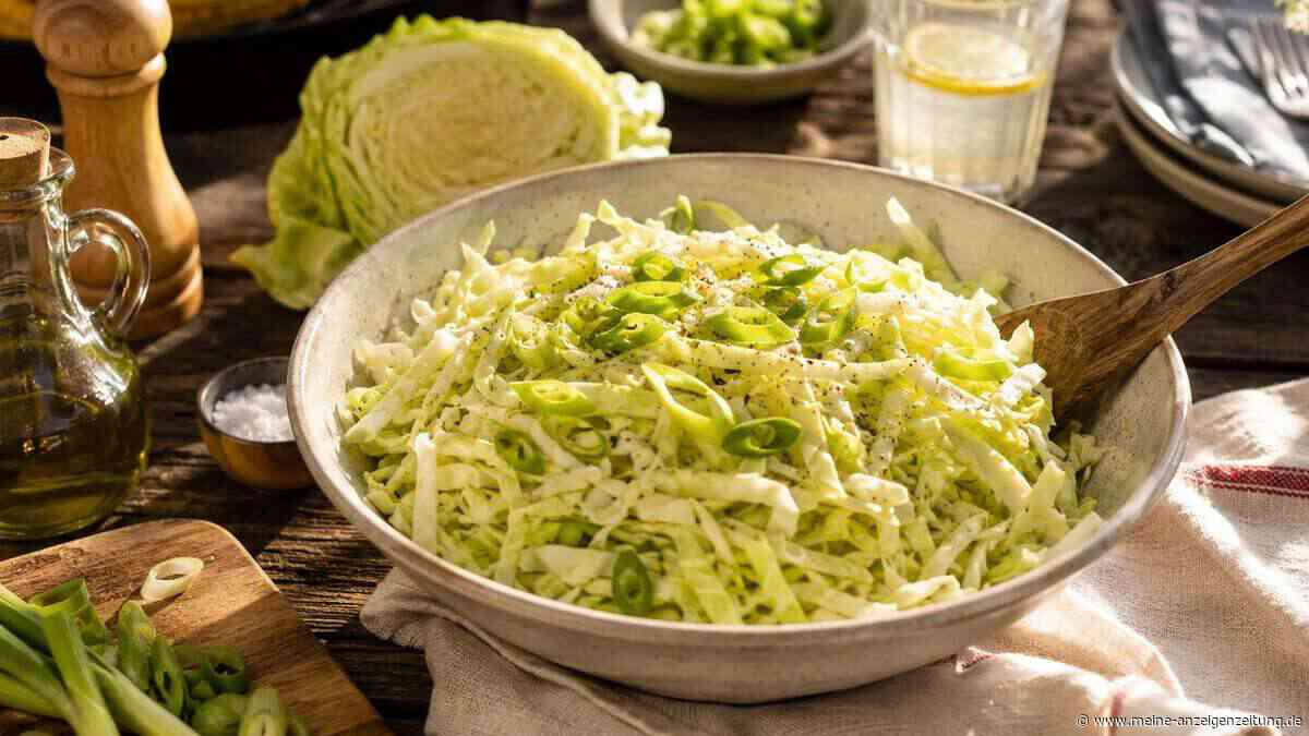 Diesen Krautsalat kaufen Sie garantiert nie wieder fertig – ein Trick macht den Unterschied