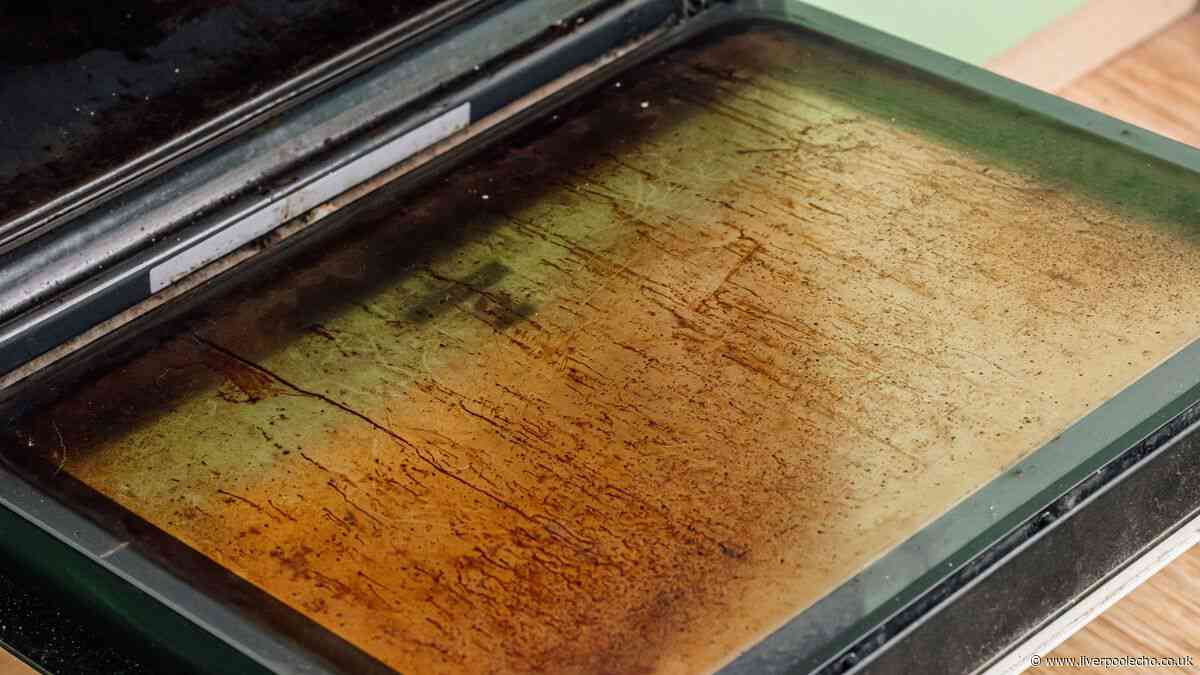 Oven glass will be spotless if you clean with simple 9p item that 'works a treat'