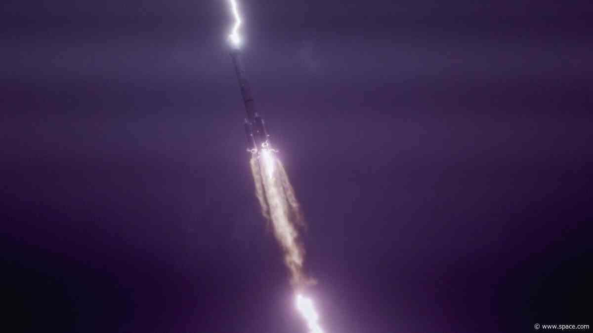 Lightning strike on Chinese rocket captured in epic launch photo