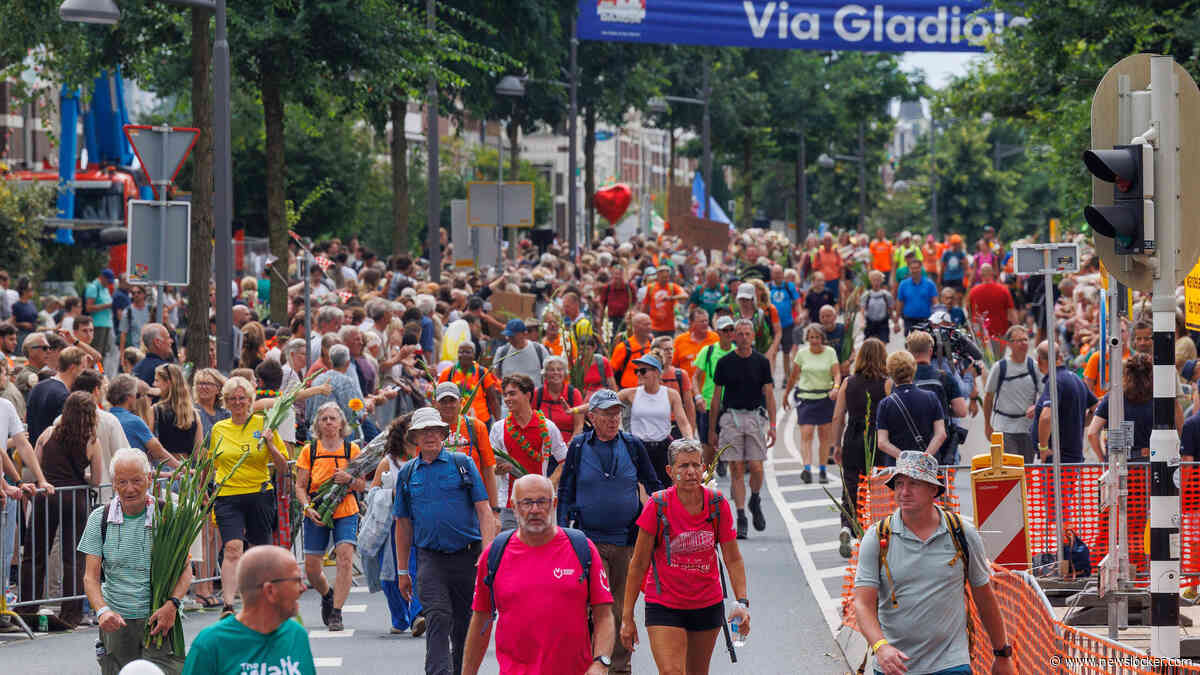 Wandelaars Nijmeegse Vierdaagse genieten op de Via Gladiola: ’Die mensen juichen je er echt doorheen’