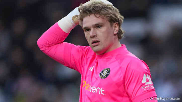 Rochdale sign goalkeeper Waller on one-year deal
