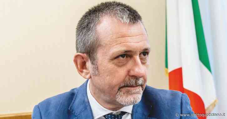Caso Delmastro, l’avvocato di Caroccia: “Ho inviato le chat alla procura, il No del Parlamento ci danneggia”. Il meloniano: “Nessun problema, faranno chiarezza”